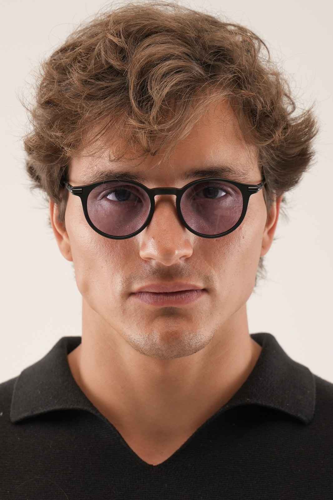 Man wearing H1 glasses black/purple