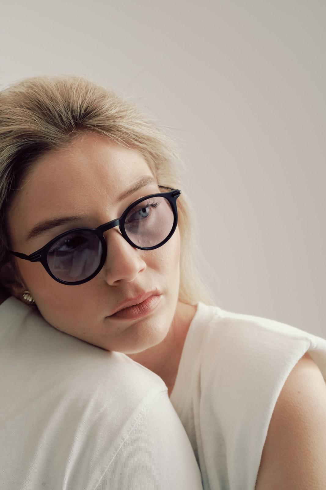 Woman wearing H1 glasses black/purple